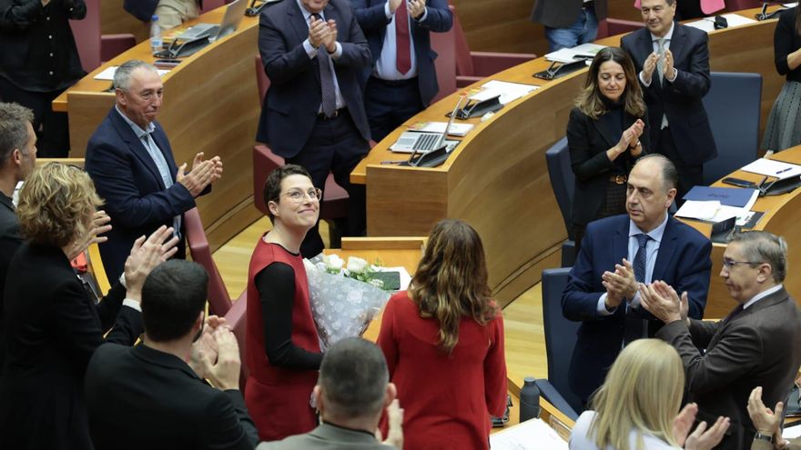 Mas, emocionada en su regreso a las Corts tras superar su cáncer: &quot;Pensé que no volvía&quot;