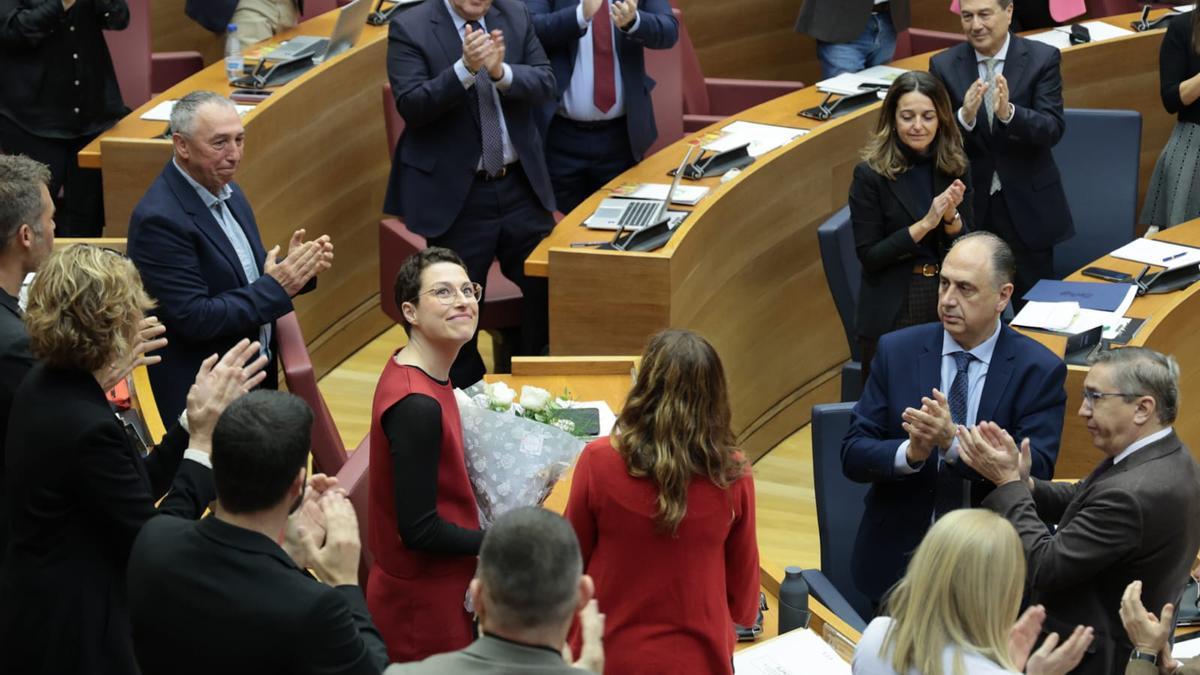 Aitana Mas, emocionada en su regreso a las Corts tras superar su cáncer