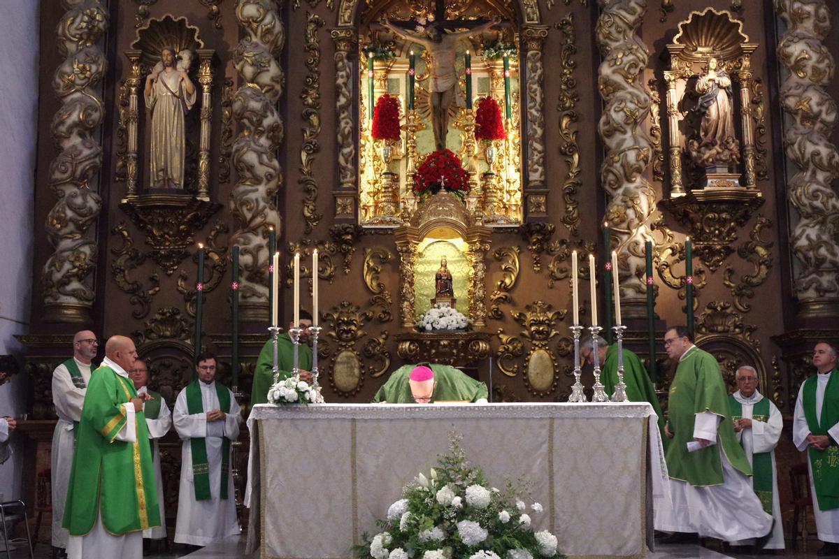 Toma de posesión del nuevo párroco de los Mártires, Isidro Calderón, en la Iglesia de San Juan