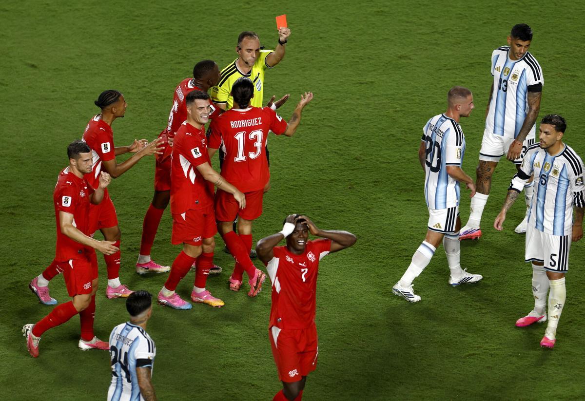El árbitro Joao Pedro Silva Pinheiro expulsa al suizo Breel Embolo por dos amonestaciones, la segunda por simular una falta durante el Argentina-Suiza del Mundial.