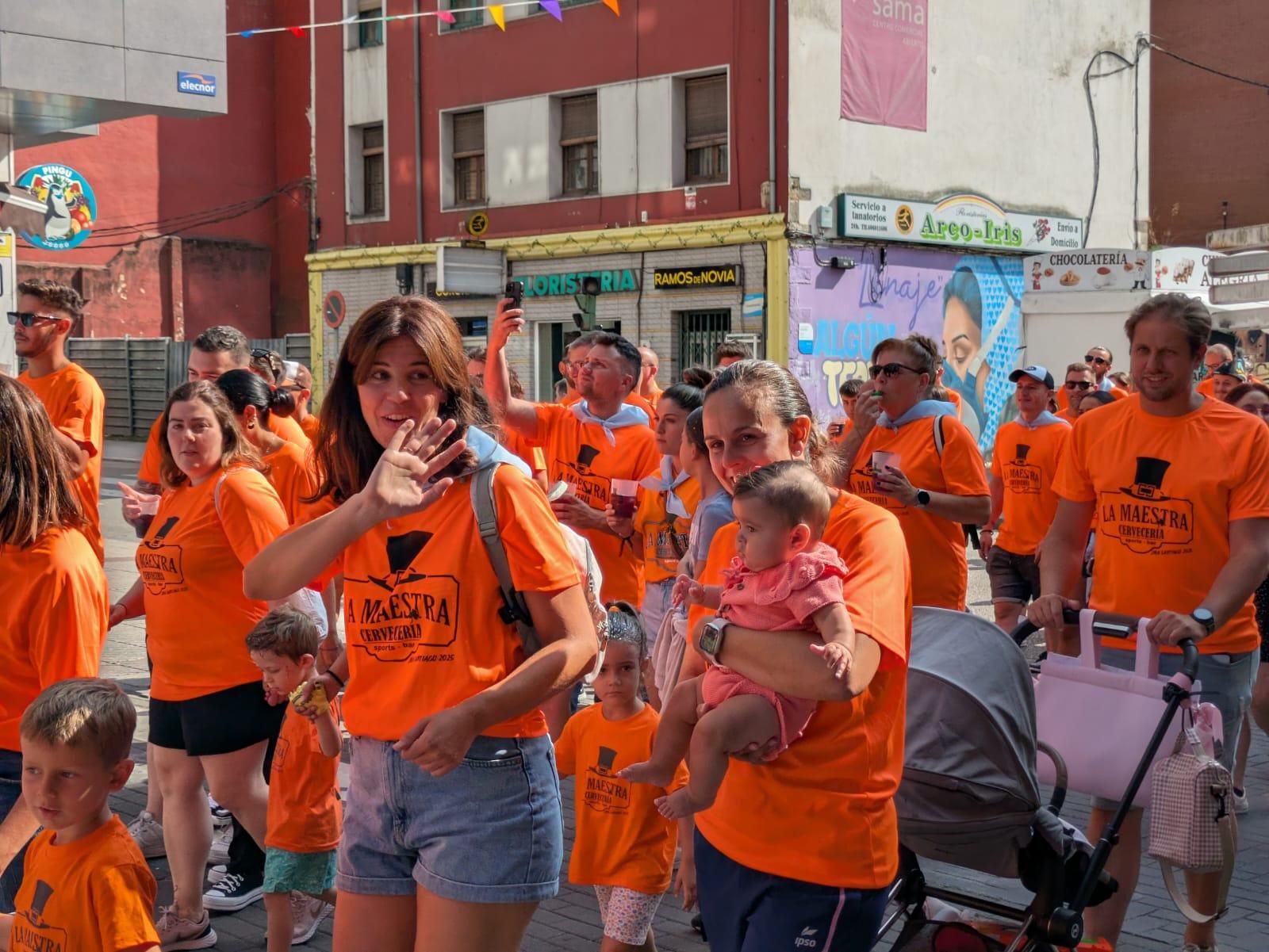 Jira y reparto del bollo en las fiestas de Santiago en Sama de Langreo