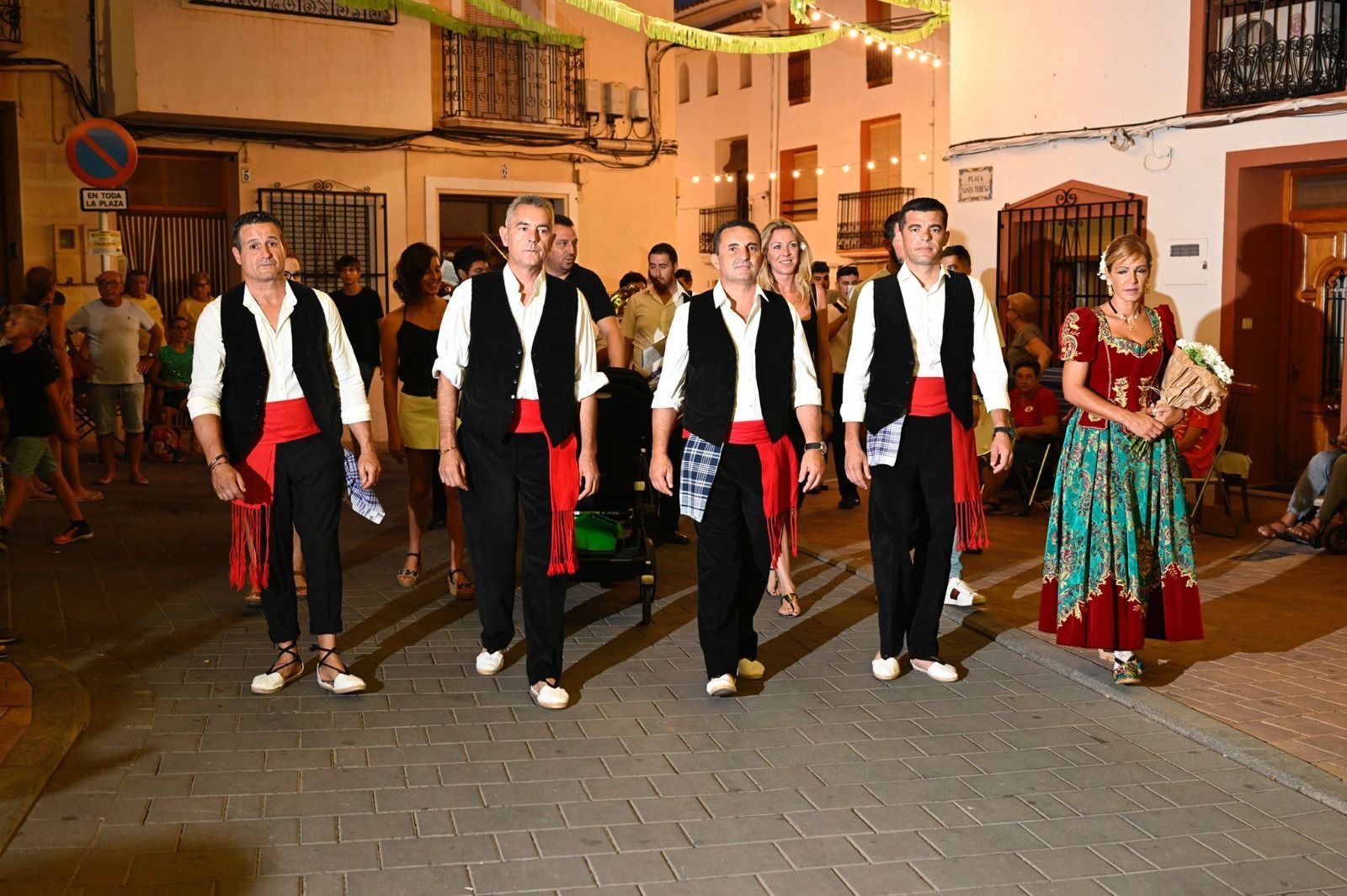 Flores para honrar a la Mare de Déu en La Nucia