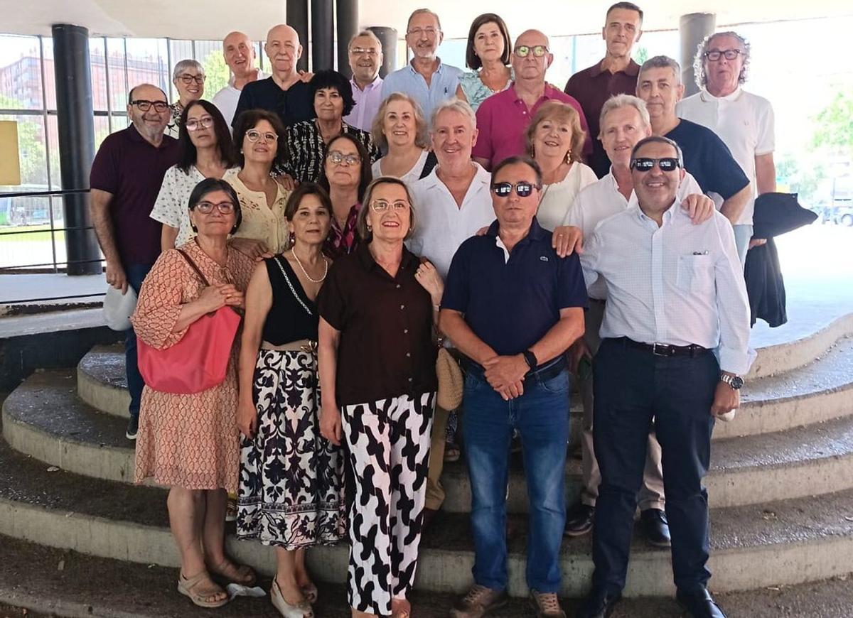 Antiguos alumnos y alumnas del centro se volvieron a reunir en un reencuentro muy especial .  | SERVICIO ESPECIAL