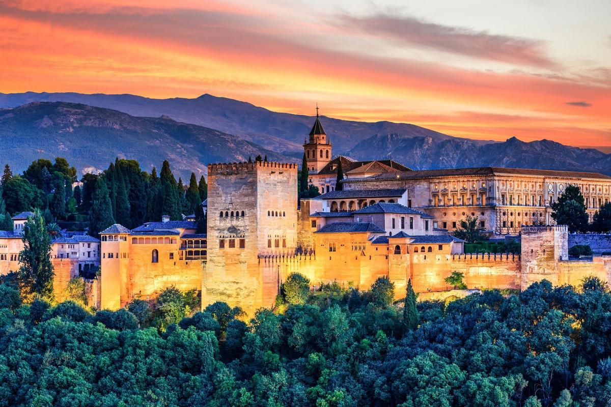 El Mirador de San Nicolás es el mejor punto para ver la Alhambra de Granada al atardecer, aunque si no te gustan las multitudes deberás tener en cuenta que es un punto masificado prácticamente todos los días del año.