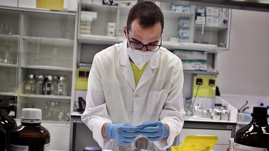 Un investigador de la Universidad de La Laguna en uno de los laboratorios del SEGAI.