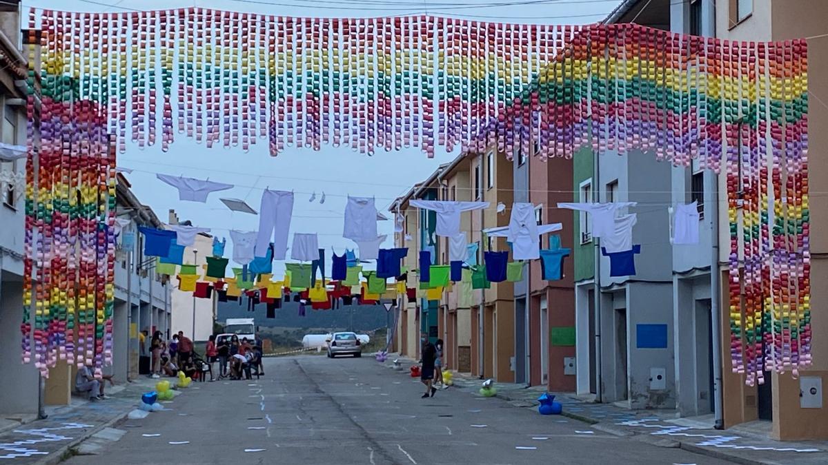 Los vecinos han engalanado las diferentes calles con motivos tradicionales y decoración original.