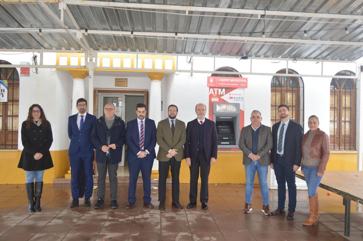 Representantes de la Junta de Andalucía, el Ayuntamiento de Fuente Palmera y el Banco Santander, ante uno de los cajeros.