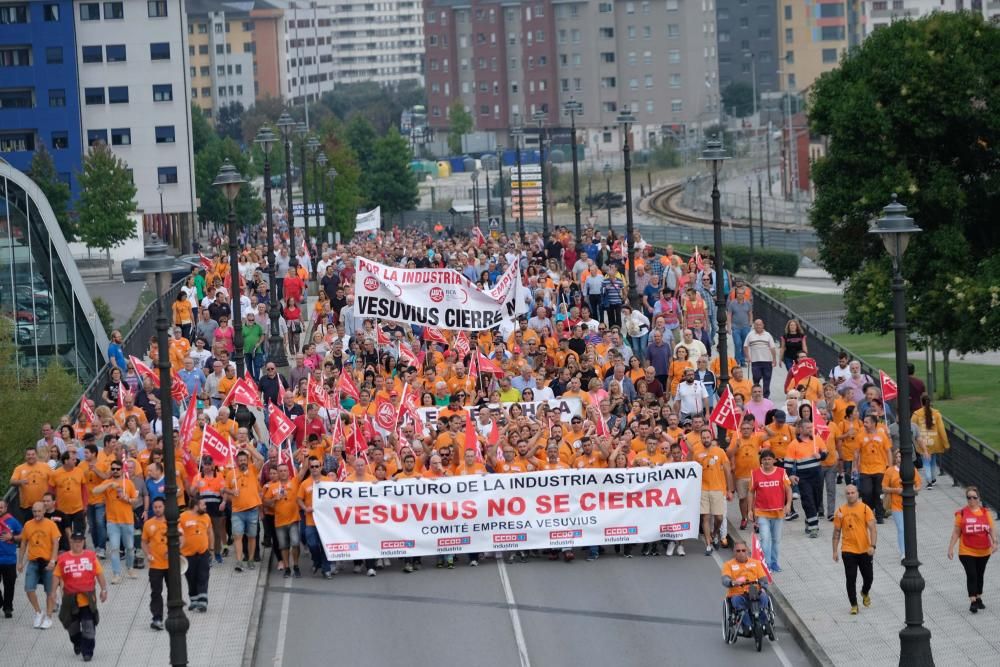 Siete mil personas claman en Langreo contra el cierre de Vesuvius