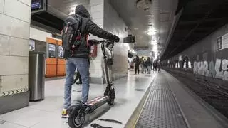 Renfe prohíbe a partir de hoy, 12 de diciembre, los patinetes eléctricos en todos sus trenes de pasajeros