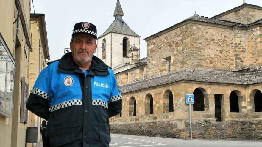 Francisco Gómez, frente al Ayuntamiento de la localidad asturiana de Grandas de Salime. Foto G. García