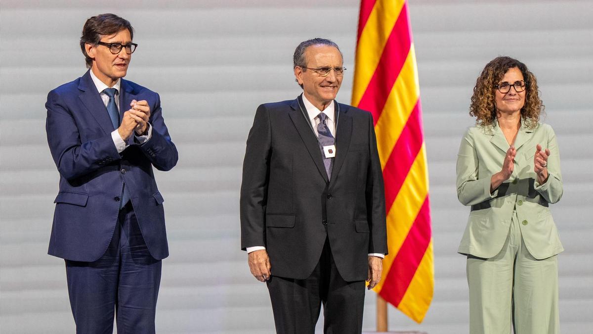 Salvador Illa entrega la medalla a Javier Moll Salvador Illa entrega la medalla a Javier Moll