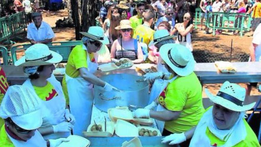 Los vecinos de Moya participan en el sancocho ayer en La Josefa.