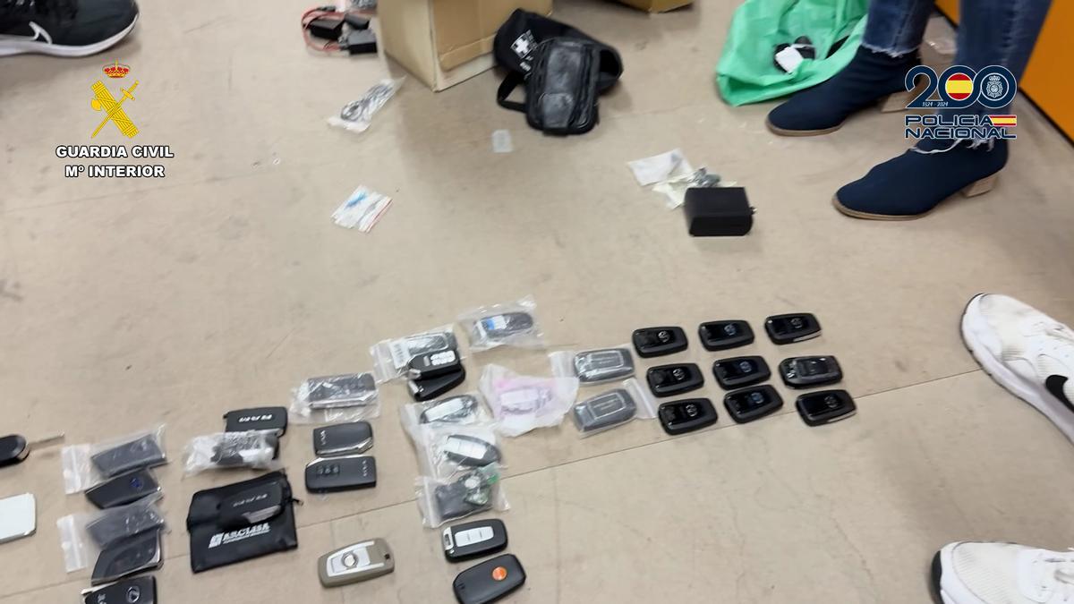 Llaves de coches intervenidas en la operación.