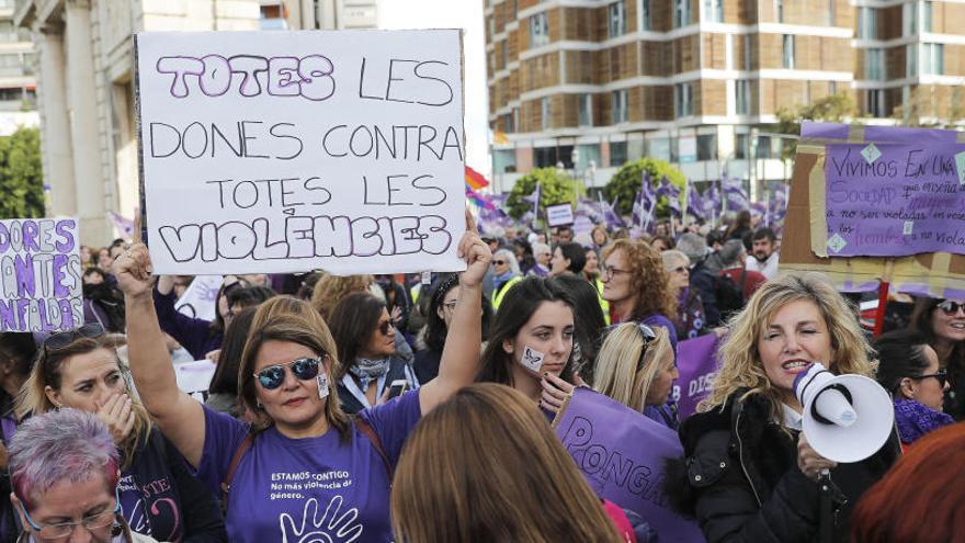 Miles de personas se manifiestan en Valencia.