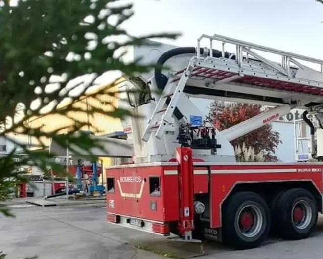 Arde en el Real un camión en el aparcamiento de los vehículos de los carricoches de la Feria