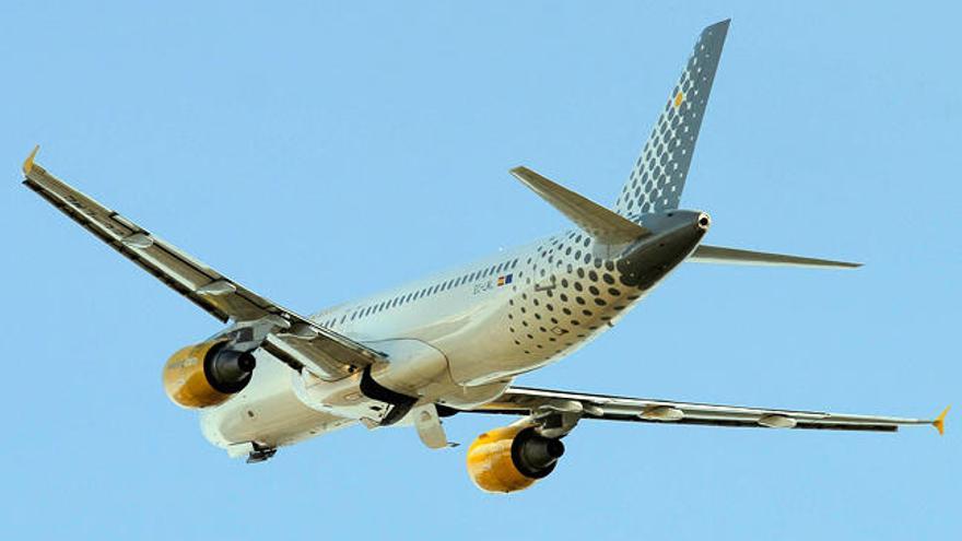 Un avión de Vueling en Vigo // J. Santomé