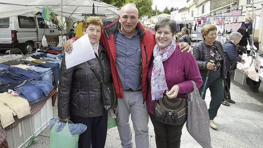 Luis Calvo fue abordado ayer en la feria por muchos vecinos que querían saludarle. Abajo, pleno presidido por Héctor Martínez, con los ediles no adscritos en primer término. // Bernabé/Javier Lalín