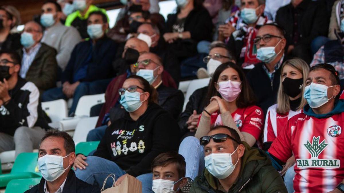 Aficionados del Zamora CF, en el Ruta de la Plata.