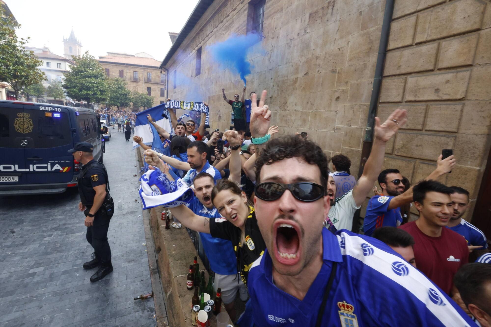 Locura azul en las calles de Oviedo para celebrar el ascenso del equipo a Primera División