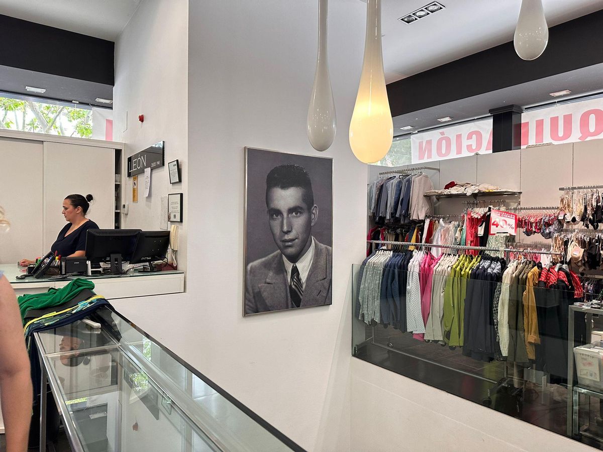 Foto de León Gómez, puesta en su memoria en la tienda de Santa Teresa