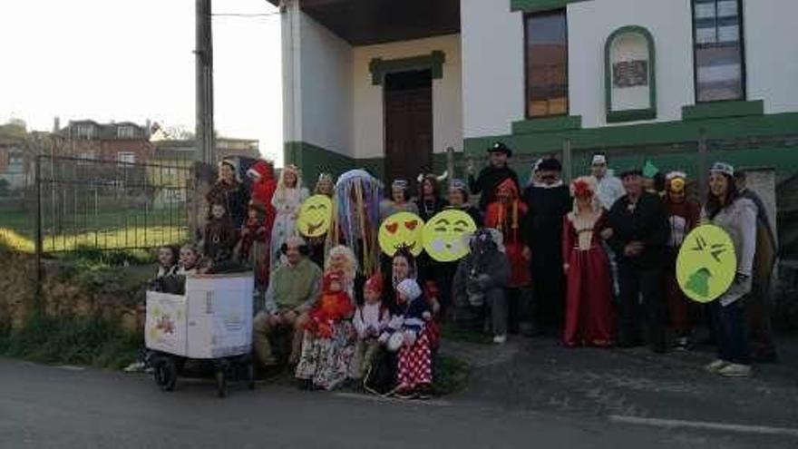 Los asistentes al Carnaval de la asociación &quot;Ríu Fontoria&quot;.