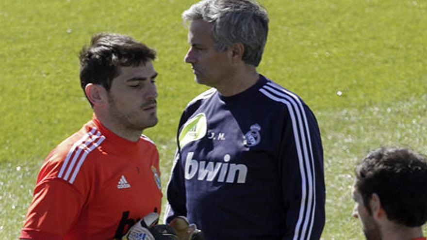 José Mourinho, junto a Iker Casillas y Diego López.