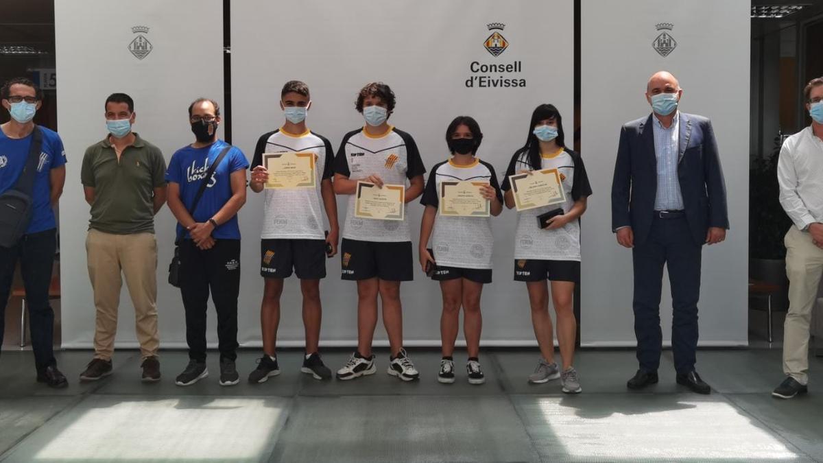 Los homenajeados junto al presidente del Consell, Vicent Marí.