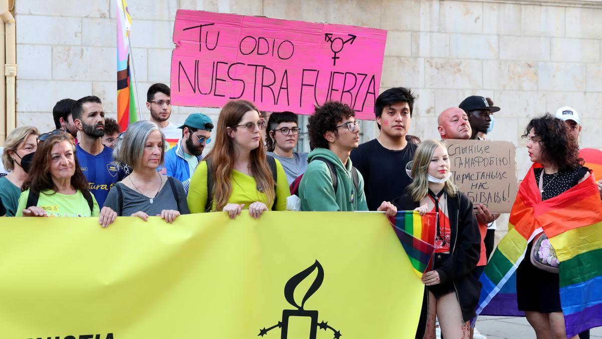 Concentración de Lambda por el día contra la lgtbifobia.