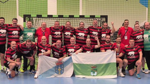 Equipo +45 del Balonmán Lalín Veteranos, ayer, tras imponerse al campeón del mundo. |