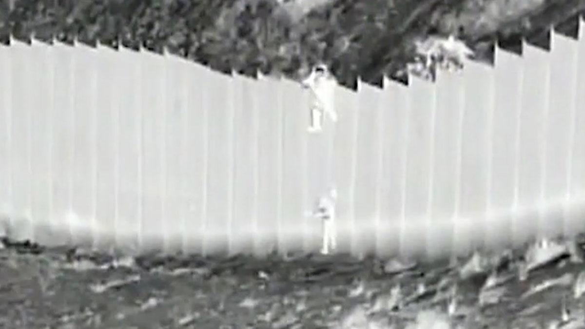 Un traficante de personas deja caer a dos niñas migrantes desde lo alto de la valla fronteriza en Nuevo México