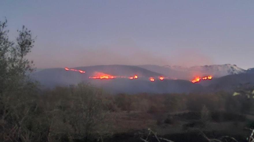 El incendio del municipio cacereño de Losar de la Vera ya afecta a 880 hectáreas de matorral de alta montaña y se declara otro en Tornavacas