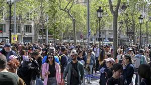 Residents a Barcelona i creueristes coincideixen que la ciutat està massificada