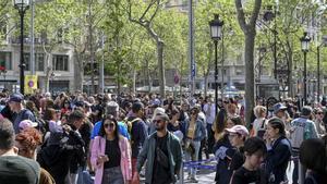 Residents a Barcelona i creueristes coincideixen que la ciutat està massificada