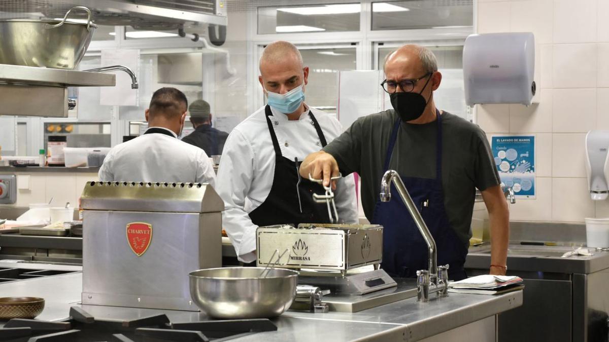 El xef llançanenc Paco Pérez amb Davide a la cuina del restaurant Shiro de Peralada