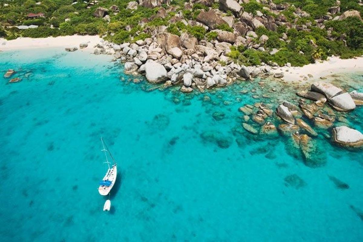 Pequeño barco frente a la costa de The Baths.