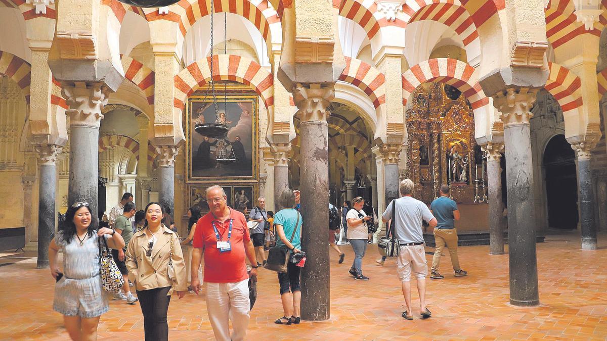 Mezquita-Catedral: decenas de turistas, muchos de ellos de otros países, acuden para admirar la ‘joya de la corona’ de nuestra ciudad.