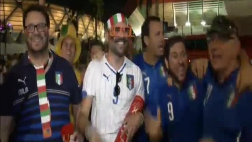 Los aficionados italianos en Brasil celebran la victoria ante Inglaterra