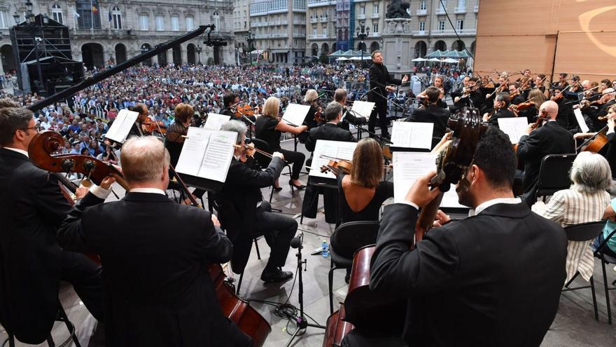 Actuación de la Orquesta Sinfónica de Galicia en la plaza de María Pita el pasado agosto. |   // VÍCTOR ECHAVE