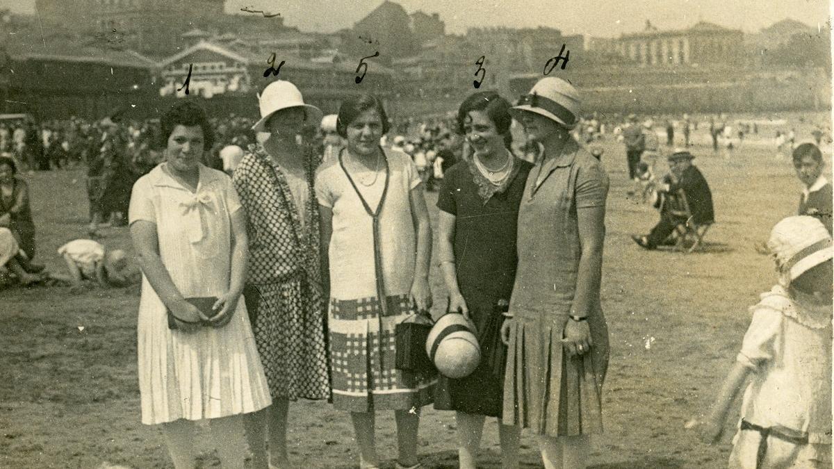 De izquierda a drcha: &quot;una chica desconocida de Oviedo&quot;, &quot;Anita&quot; Miranda, Eulalia Artime, Maruja Calleja y &quot;Lala&quot;. Fondo Familia Loredo. Año h. 1927.