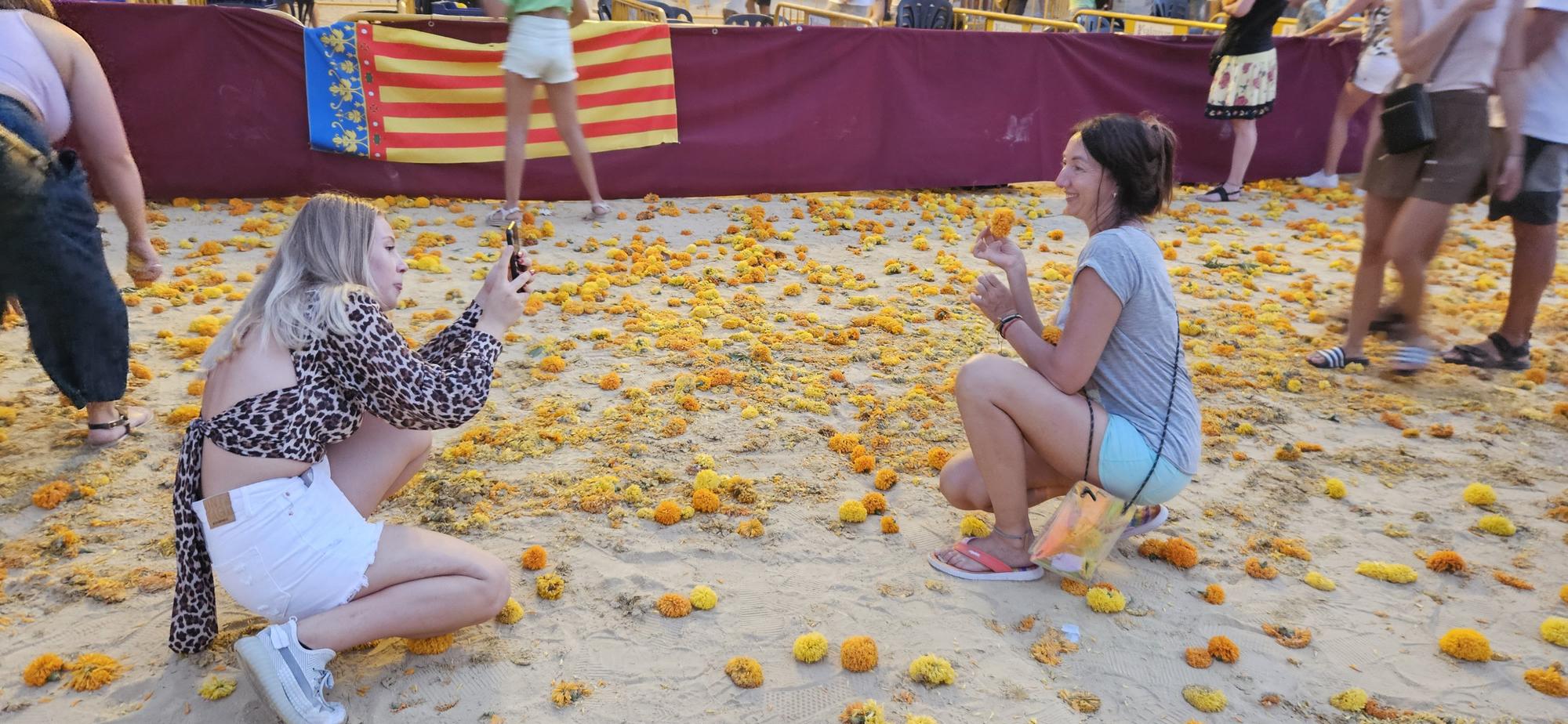 La "otra Batalla de Flores" al acabar el festejo