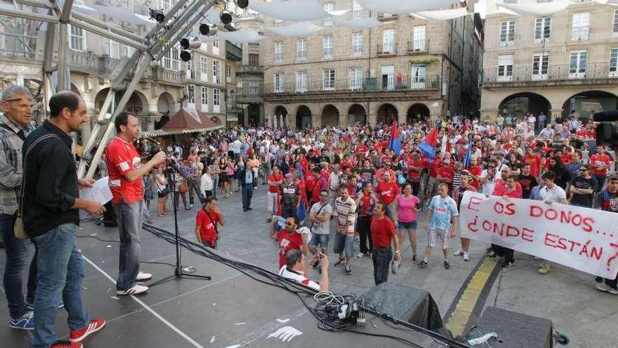 La concentración de aficionados del Ourense en la Praza Maior.