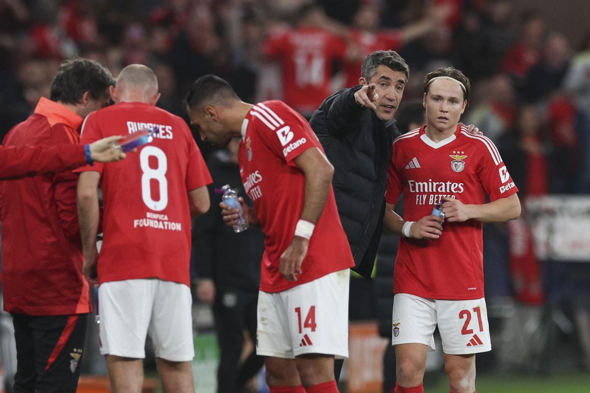 Lisbon (Portugal), 21/01/2025.- Benfica`s head coach Bruno Lage talks to his players during their UEFA Champions League soccer match against Barcelona held at Luz Stadium in Lisbon, Portugal, 21 January 2025. (Liga de Campeones, Lisboa) EFE/EPA/MIGUEL A. LOPES
