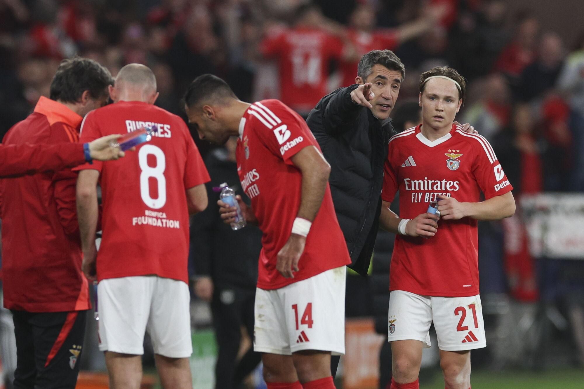 Lisbon (Portugal), 21/01/2025.- Benfica`s head coach Bruno Lage talks to his players during their UEFA Champions League soccer match against Barcelona held at Luz Stadium in Lisbon, Portugal, 21 January 2025. (Liga de Campeones, Lisboa) EFE/EPA/MIGUEL A. LOPES
