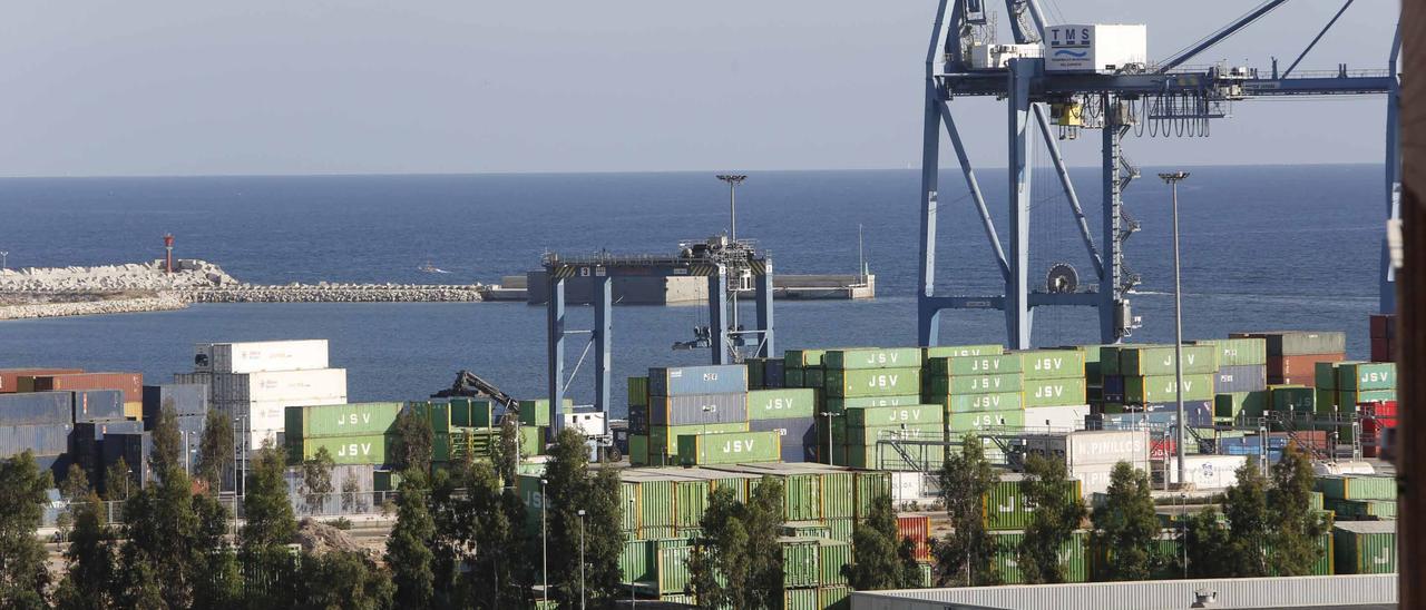 Imagen de la terminal de contendores del puerto de Alicante