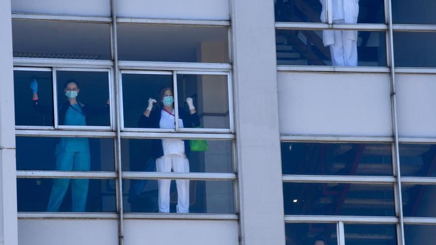 Personal sanitario del Hospital de A Coruña durante un reconocimiento a su labor en la epidemia de coronavirus.