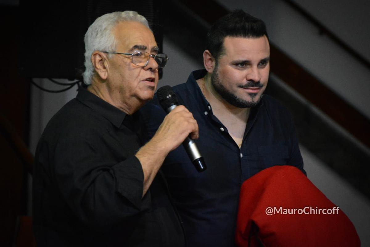 Néstor Seijas, presidente del Centro Zamorano de Buenos Aires junto al músico zamorano Luis Antonio Pedraza.