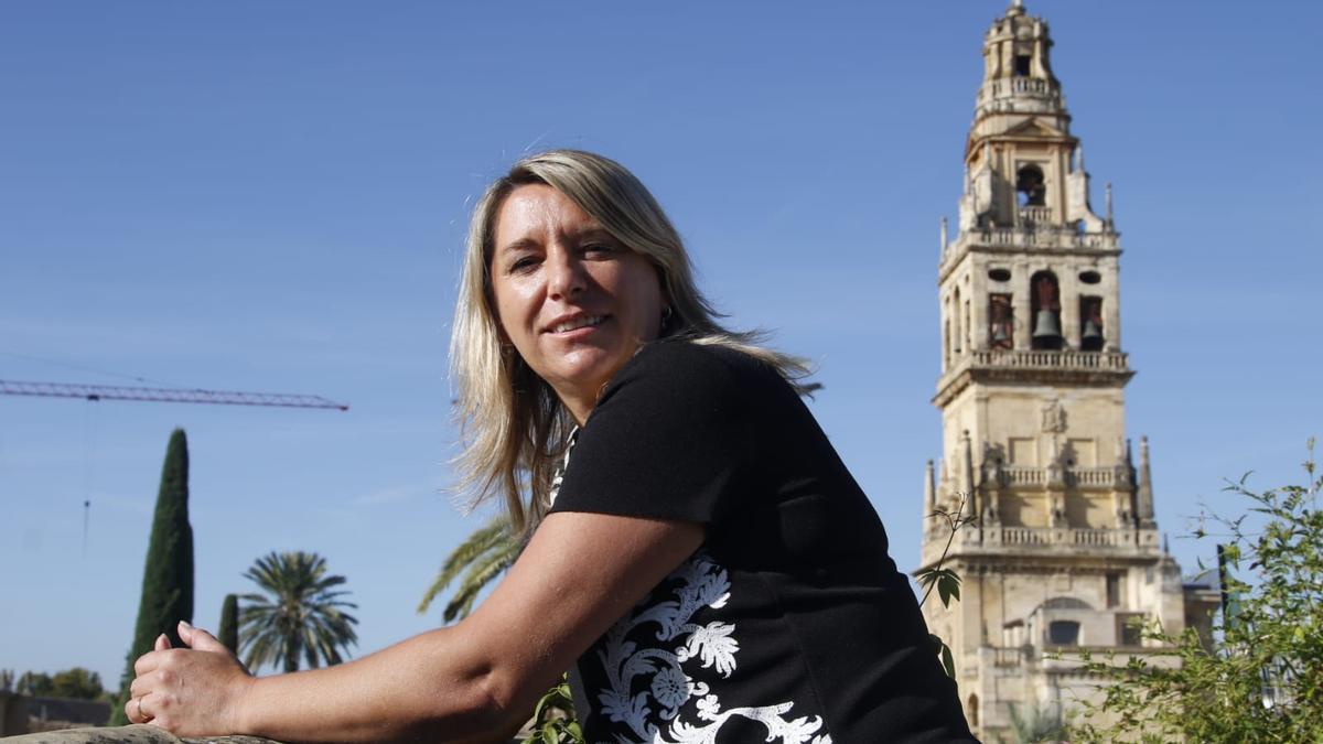 La periodista Paz Casas, delante de la torre de la Mezquita-Catedral de Córdoba.