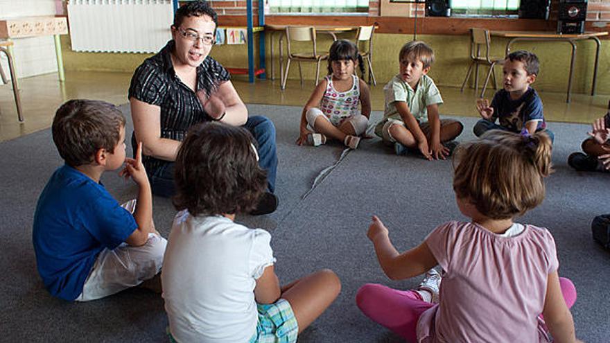 Una clase de música y movimiento en las aulas de «Duquesa Pimentel» ayer por la tarde.