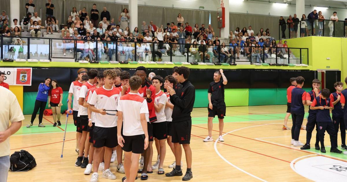 La ceremonia de entrega de trofeos se
 realizó en el pabellón de Navia. // Alba Villar