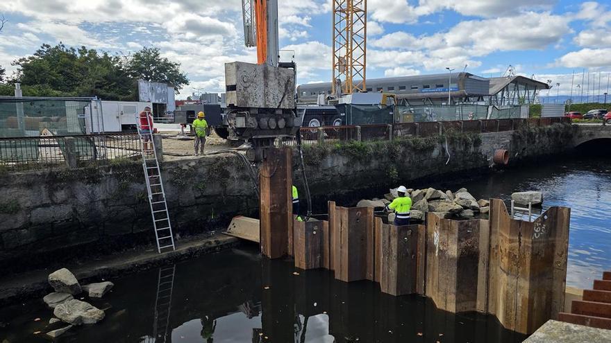 Instalan las tablestacas que permitirán abrir una zanja de un metro en el río de O Con